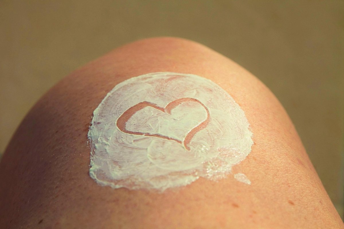Crème solaire étalée sur la peau